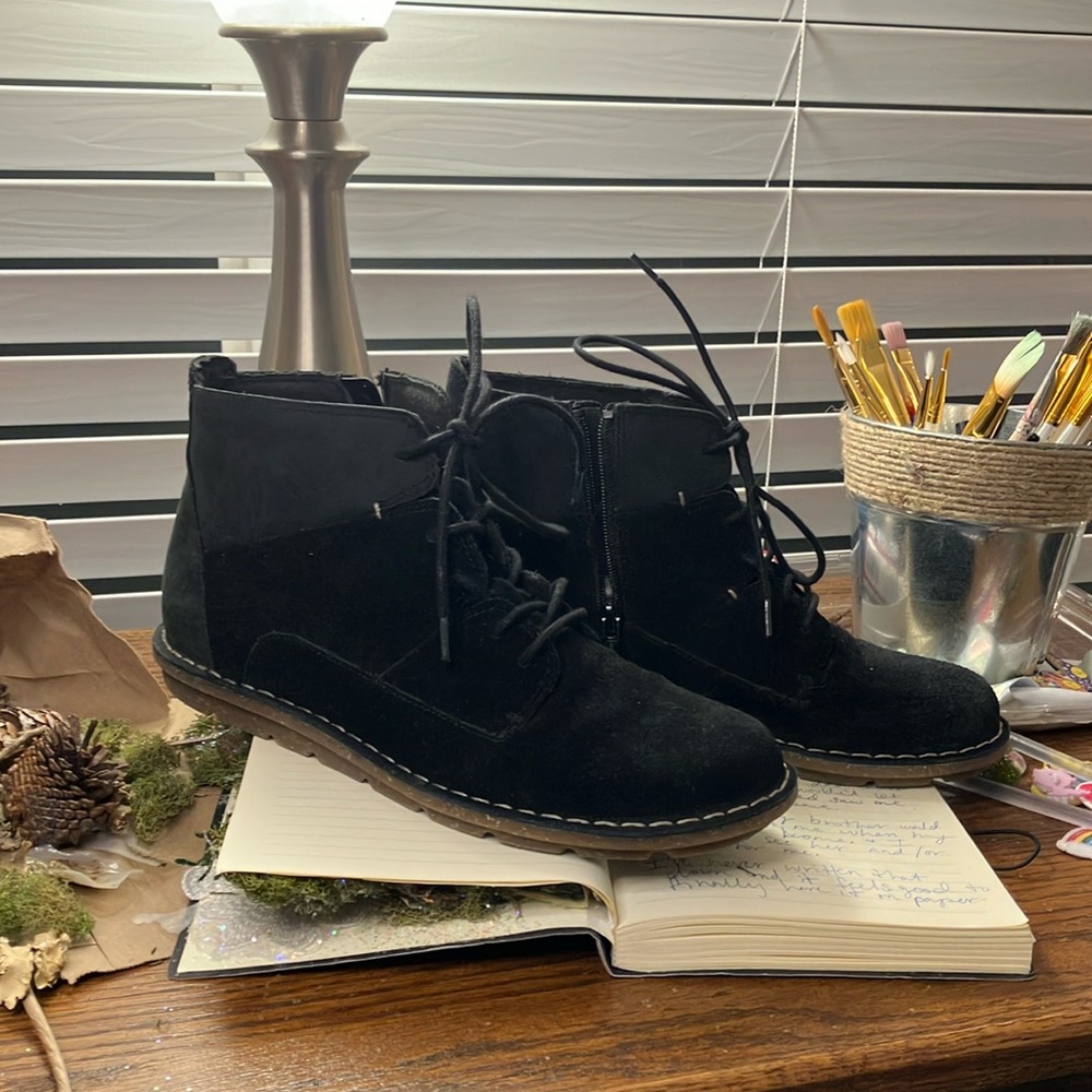 COLLECTION Clarks with Soft CUSHION & annoyed they don’t fit